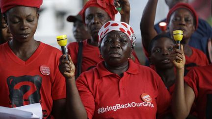 Dans la capitale économique du Nigeria, des militantes de «Bring Back Our Girls» (Ramenez-nous nos filles) participent à une veillée en hommage aux lycéennes enlevées le 14 avril 2014, alors qu'elles étaient en train de passer leurs examens. Trois ans après, la mobilisation autour de cet enlèvement de masse, relayée par des médias internationaux, des ONG, des personnalités, à coup de hashtags #bringbackourgirls sur les réseaux sociaux, semble s'essouffler. A Abuja, la capitale fédérale, où le collectif est particulièrement actif, des arbres devraient être plantés à la mémoire des jeunes disparues. (Sunday Alamba/AP/SIPA)