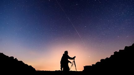 Les satellites Starlink sont visibles dans le ciel près de Salgotarjan (Hongrie), le&nbsp; 25 novembre 2019. (PETER KOMKA / EPA/MTI)