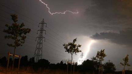 La foudre tombe sur une ligne électrique, le 27 juillet 2006 à Toulouse (Haute-Garonne).&nbsp; (LIONEL BONAVENTURE / AFP)