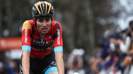 Le coureur suisse Gino Mäder (Bahrain Victorious) lors de Paris-Nice, le 8 mars 2023. (ANNE-CHRISTINE POUJOULAT / AFP)