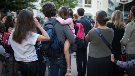 Des parents et des élèves dans une école élémentaire de Paris, le 3 septembre 2013. (MARTIN BUREAU / AFP)