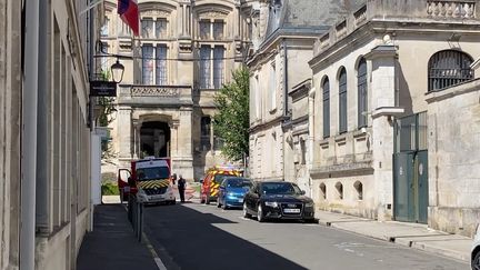 Tentative d'incendie à la mairie d'Angoulême : l'assaillant a été neutralisé (franceinfo)