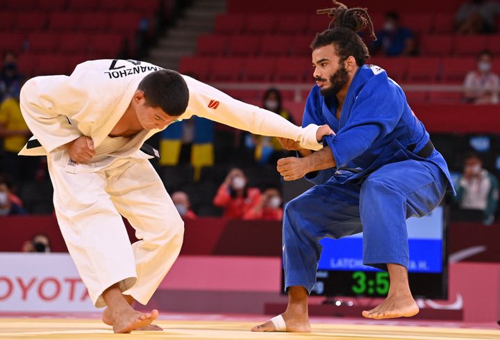 Le judoka français Hélios Latchoumanaya (à d.) affronte le Kazakhstanais&nbsp;Zhanbota Amannzhol pour la médaille de bronze des -90 kg, lors des Jeux paralympiques de Tokyo, le 29 août 2021. (KAZUHIRO NOGI / AFP)