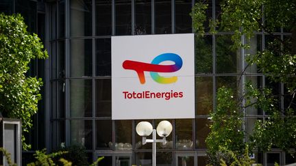 Le siège de TotalEnergies à La Défense, à Courbevoie (Hauts-de-Seine), le 28 juin 2023. (BENJAMIN POLGE / HANS LUCAS / AFP)