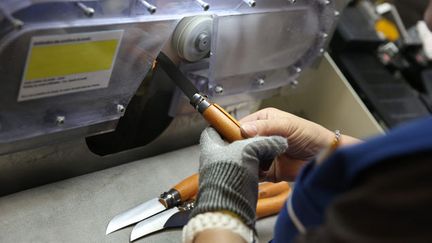 &nbsp; (Dans la fabrique de couteaux Opinel à Chambéry © Maxppp)