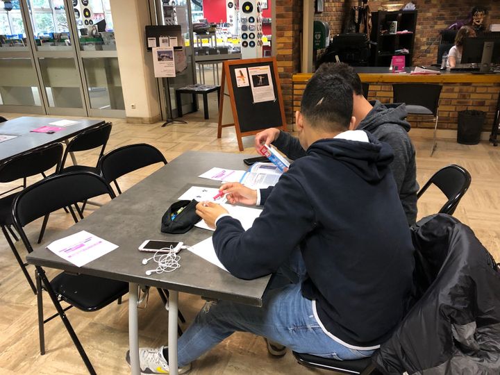 A Montreuil, les bibliothèques se mobilisent pour aider les lycéens à réviser dans de bonnes conditions. (ALEXIS MOREL / FRANCE-INFO)