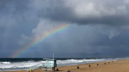 &nbsp; (Un arc-en-ciel au dessus de la plage de Manhattan Beach © REUTERS/Patrick T. Fallon)