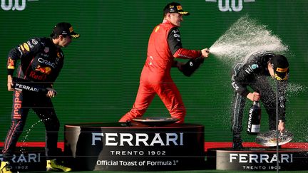 Charles Leclerc, heureux sur le podium avec Georges Russell et Sergio Pérez, le 10 avril 2022 en Australie. (WILLIAM WEST / AFP)