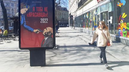 Une affiche dans les rues de Lviv (Ukraine)&nbsp;avec le slogan "Je ne suis pas ta belle", le 25 mars 2022. (MARIE-PIERRE VEROT / RADIO FRANCE)