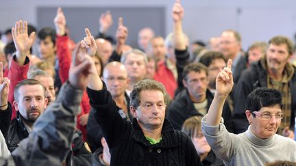 Des salari&eacute;s de l'abattoir Gad de Lampaul-Guimiliau (Finist&egrave;re) votent le maintien du blocus de leur usine, le 24 octobre 2013. (FRED TANNEAU / AFP)