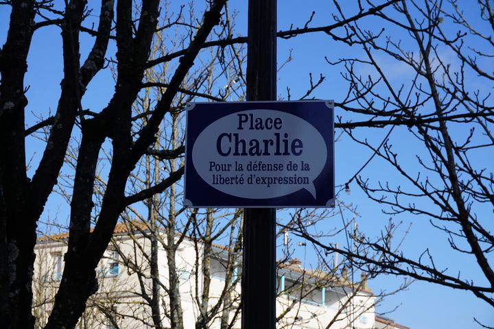 La place Charlie a &eacute;t&eacute; inaugur&eacute;e le 1er f&eacute;vrier 2015 &agrave; Angoul&ecirc;me, pour rendre hommage aux dessinateurs tu&eacute;s le 7 janvier.&nbsp; (JULIE RASPLUS / FRANCETV INFO)