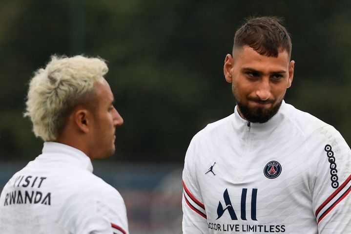 Gianluigi Donnarumma et Keylor Navas à l'échauffement au Camp des Loges, le 19 août 2021. (BERTRAND GUAY / AFP)