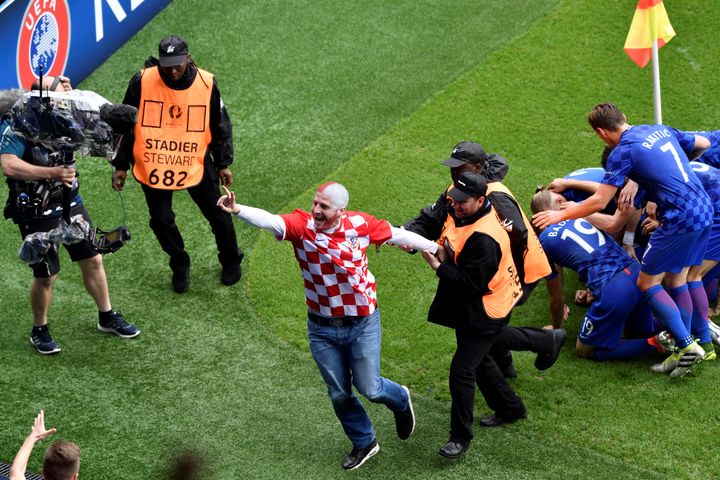 La sécurité du parc des Princes éconduit un supporter croate, après le but de Luka Modric contre la Turquie, dimanche 12 juin 2016 au parc des Princes. (PHILIPPE LOPEZ / AFP)