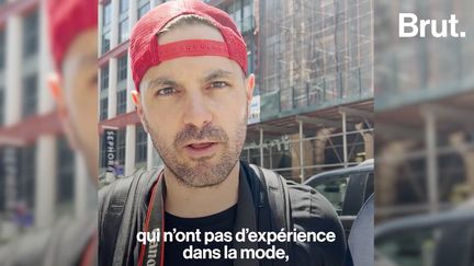 Il transforme des anonymes rencontrés dans le métro new-yorkais en mannequins le temps d’un photo shoot. Brut America a passé la journée avec Mr. NYC Subway.