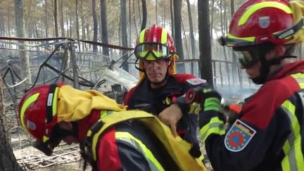 Dans leur lutte acharnée contre les flammes, les pompiers français peuvent compter, depuis la soirée du jeudi 11 août, sur des renforts européens.&nbsp;Les soldats du feu allemands étaient à pied d'œuvre dès la matinée du vendredi, à Belin-Béliet. (FRANCE 2)