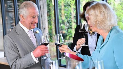 Le roi Charles III et la reine consorts, Camila, au troisième jour de leur visite en France dans le Bordelais au Château Smith Haut Lafitte, le vendredi 22 septembre 2023. (SAMIR HUSSEIN - POOL / WIREIMAGE / GETTY IMAGES)