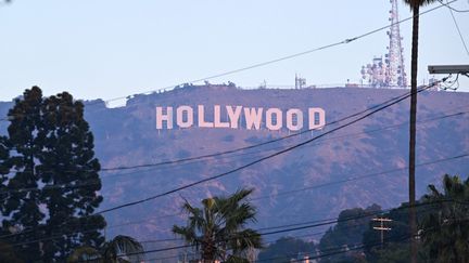 L'enseigne Hollywood dans le comté de Los Angeles, en Californie (Etats-Unis), le 9 janvier 2025. (TAYFUN COSKUN / ANADOLU / AFP)