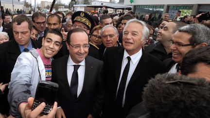 Le pr&eacute;sident de la R&eacute;publique, Fran&ccedil;ois Hollande, d&eacute;ambule dans le quartier des Gr&eacute;silles, &agrave;&nbsp;Dijon (C&ocirc;te-d'Or), le 11 mars 2013. (PHILIPPE WOJAZER / AFP)