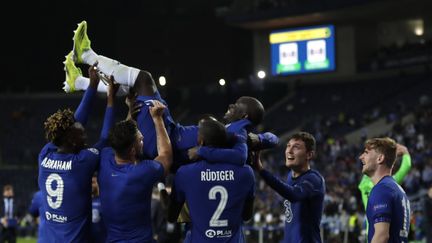 Ça n'est pas le trophée que soulèvent les joueurs de Chelsea mais ça s'en rapproche. Magistral lors des matchs décisifs, le milieu français N'Golo Kanté a encore ramené la coupe à la maison. Battu (0-1), le club de Manchester City attendra encore pour remporter la Ligue des champions. (MANU FERNANDEZ / SIPA)