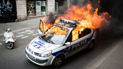 Voiture de police incendiée à Paris : Manuel Valls promet des sanctions "implacables"