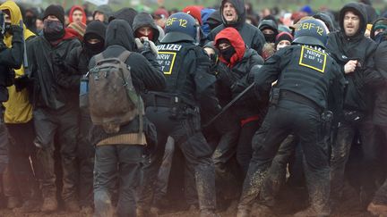 Des heurts entre manifestants et policiers, à Lützerath (Allemagne), le 14 janvier 2023. (OLIVER BERG / DPA / AFP)