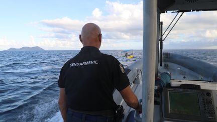 Un gendarme de la brigade nautique de Mayotte lors d'une patrouille dans l'océan Indien, le 21 juin 2023. (ROBIN PRUDENT / FRANCEINFO)