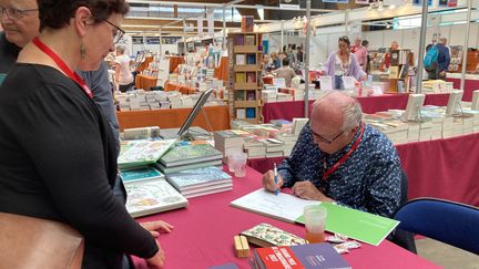 Le botaniste Francis Hallé en dédicace au Salon du livre du Festival Etonnants Voyageurs, le 5 juin 2022 (Laurence Houot / FRANCEINFO CULTURE)