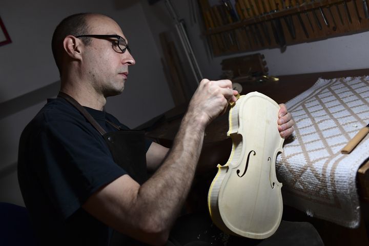 Un luthier mexicain dans son atelier à Crémone (Italie). (MIGUEL MEDINA / AFP)