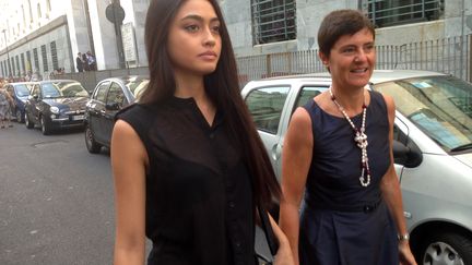 Ambra Battilana (à gauche) arrive à une audience dans le procès de Silvio Berlusconi pour des orgies en présence de mineures, le 19 juin 2013 à Milan (Italie). (GIUSEPPE CACACE / AFP)