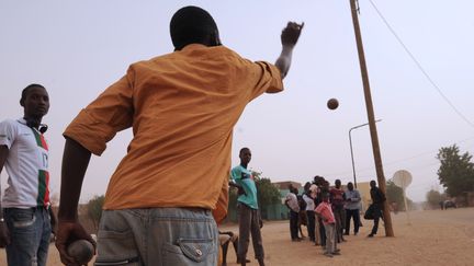 Joueurs de boules à Gao (Mali), le 30 janvier 2013. (SIA KAMBOU / AFP)