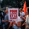 Des manifestants participent à une marche contre l'extrême droite, à Paris, le 23 juin 2024. (LAURENT DEMARTINI / HANS LUCAS / AFP)