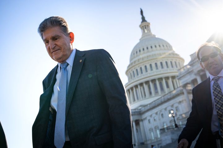 Le sénateur démocrate de Virginie-Occidentale, Joe Manchin, quitte le Capitole à Washingon (Etats-Unis), le 27 octobre 2021.&nbsp; (DREW ANGERER / GETTY IMAGES NORTH AMERICA / AFP)