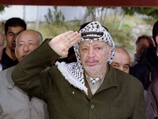 Le 31 décembre 2000 à Tunis, Yasser Arafat rend hommage aux victimes du raid israélien de 1985. (Reuters Photographer)