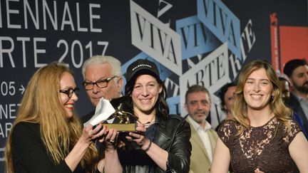 L'artiste allemande Anne Imhof (au centre avec la casquette) reçoit le Lion d'Or à la Biennale d'art de Venise 2017 pour sa performance "Faust".
 (Andrea Merola/AP/SIPA)