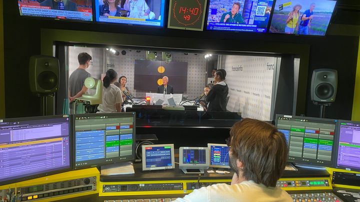 Didier Deschamps a répondu aux questions d'élèves de quatrième, dans les studios de franceinfo à Paris. (franceinfo)