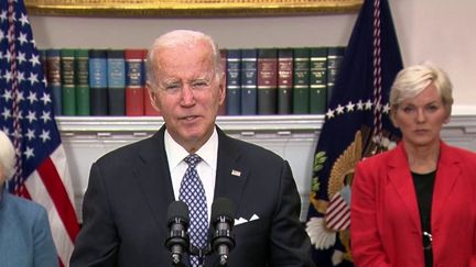 La popularité du président Joe Biden est mise à mal aux États-Unis, en raison notamment de la hausse des prix des carburants. Les Américains expriment leur mécontentement dans un pays où les distances sont gigantesques et les transports en commun peu développés. (FRANCEINFO)