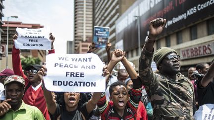 Des étudiants sud-africains maniffestent dans les rues de Pretoria pour demander une meilleure égalité d'éducation 22 ans après la fin de l'apartheid, en 2016. (MUJAHID SAFODIEN / AFP)