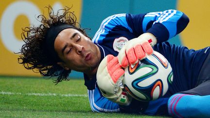 Le gardien de but mexicain Guillermo Ochoa arr&ecirc;te une frappe lors du match contre le Br&eacute;sil, mardi 17 juin &agrave; Fortaleza. (YURI CORTEZ / AFP)