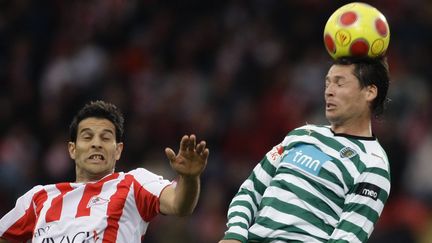 Le footballeur portugais Nuno Silva (&agrave; gauche) lors d'un match &agrave; Leixoes (Portugal), le 5 avril 2009. (MIGUEL VIDAL / REUTERS / X01219)