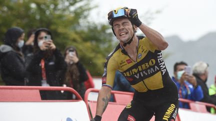 Primoz Roglic au sommet des lacs de Covadonga mercredi 1er septembre.&nbsp; (MIGUEL RIOPA / AFP)