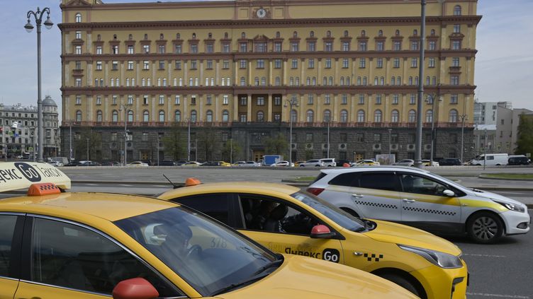 Taxis drive past the headquarters of Russia's Federal Security Services (FSB) in central Moscow on May 12, 2022. (Illustrative photo).  (NATALIA KOLESNIKOVA / AFP)