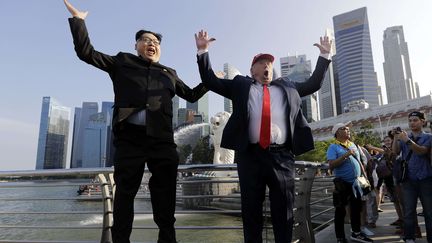 Les sosies de Kim Jong-un et Donald Trump, Howard X et Dennis Alan, posent pour une photo à Singapour, le 8 juin 2018.&nbsp; (WONG MAYE-E / SIPA)