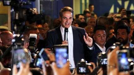 Le leader de Nouvelle Démocratie,&nbsp;Kyriakos Mitsotakis, s'exprime après l'annonce de sa victoire aux législatives grecques, le 7 juillet 2019 à Athènes. (ALKIS KONSTANTINIDIS / REUTERS)