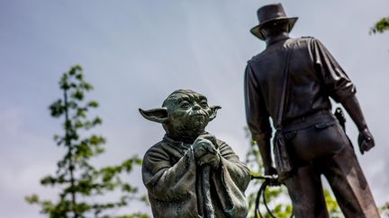 &nbsp; (La statue de bronze de Yoda tourne le dos à celle d'Indiana Jones dans l'Imagination Park de San Anselmo en Californie. © Matthieu Mondoloni / France Info)