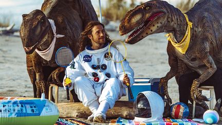 Julien Doré entouré de deux dinosaures dans le clip de "Nous". (GOLEDZINOWSKI)