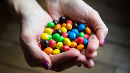 Des bonbons contenant du dioxyde de titane (TiO2), un nanomatériau (illustration). (RICCARDO MILANI / HANS LUCAS VIA AFP)