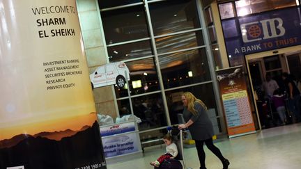 Une touriste à l'aéroport de Charm el-Cheik (Egypte), le 5 novembre 2015. (MOHAMED EL-SHAHED / AFP)