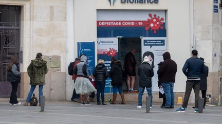 Des personnes attendent pour se faire dépister à Nantes (Loire-Atlantique), le 6 janvier 2022. (ESTELLE RUIZ / HANS LUCAS / AFP)