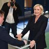 Marine Le Pen, candidate à l'élection présidentielle de 2017, dépose son bulletin dans l'urne lors du premier tour à Hénin-Beaumont (Pas-de-Calais), le 23 avril 2017. (ALAIN JOCARD / AFP)