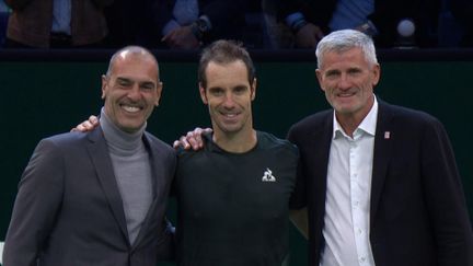 Après 17 participations depuis 2003, Richard Gasquet a été honoré lors d'une cérémonie au Masters 1000 de Paris-Bercy, marquant la fin de sa carrière. Une vidéo retraçant son parcours a été diffusée, et Gasquet a partagé quelques mots touchants avec le public. Ce moment poignant a constitué un véritable adieu à une figure emblématique du tennis français.